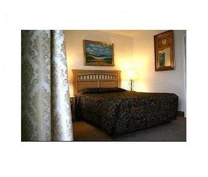 Tradewinds Airport Motel