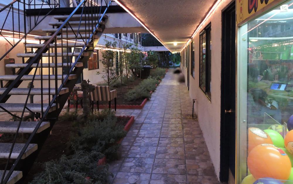 Tradewinds Airport Motel