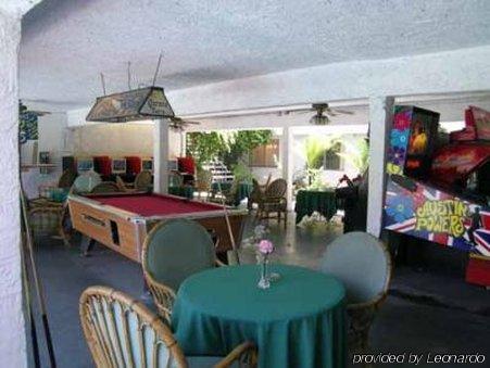 Tradewinds Airport 2*