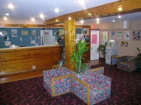 Tradewinds Airport Motel