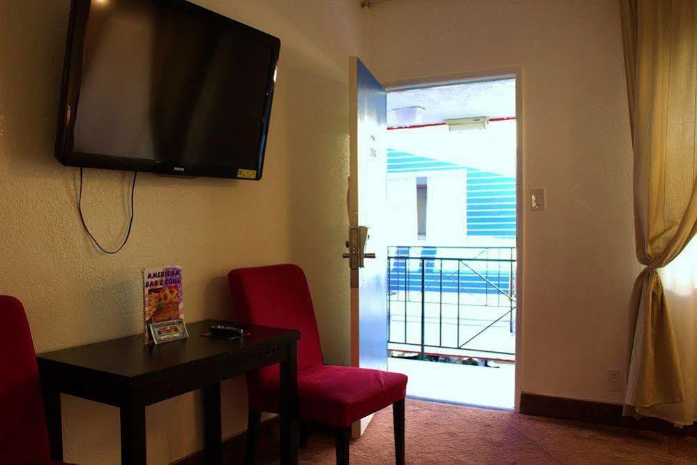 Tradewinds Airport Motel 2*