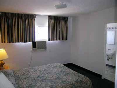 Tradewinds Airport Motel