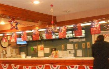 Tradewinds Airport 2*